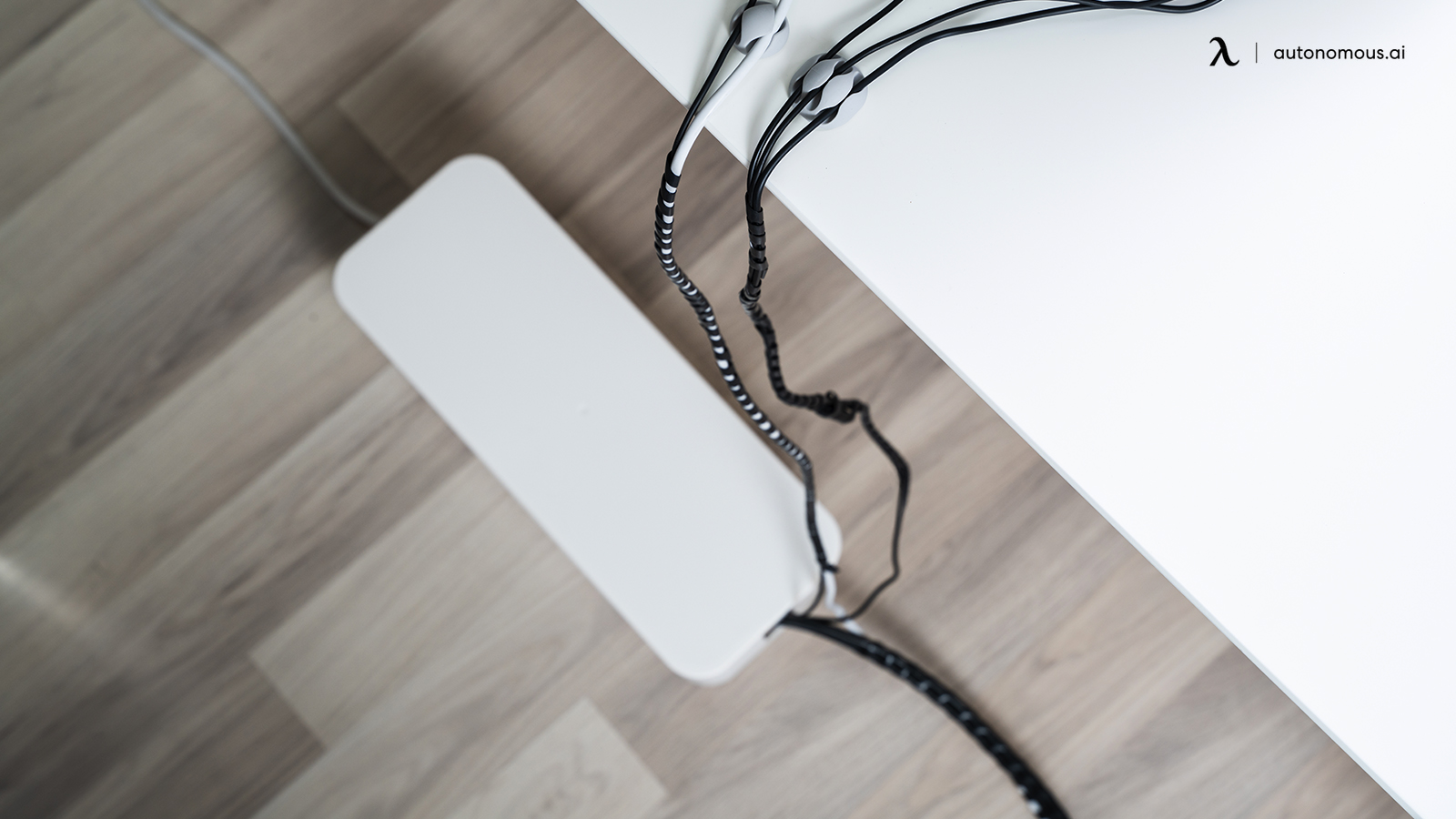 Cable management on desk