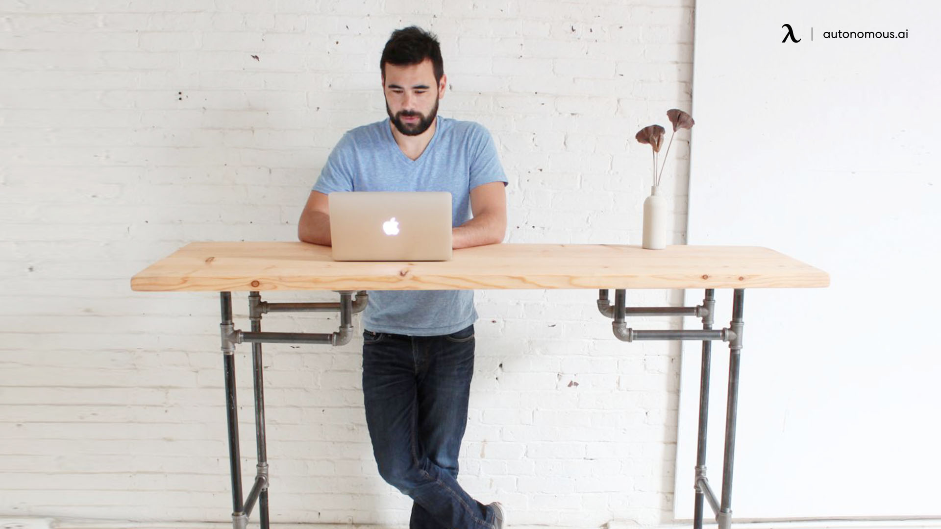 An industrial steel pipe DIY standing desk 